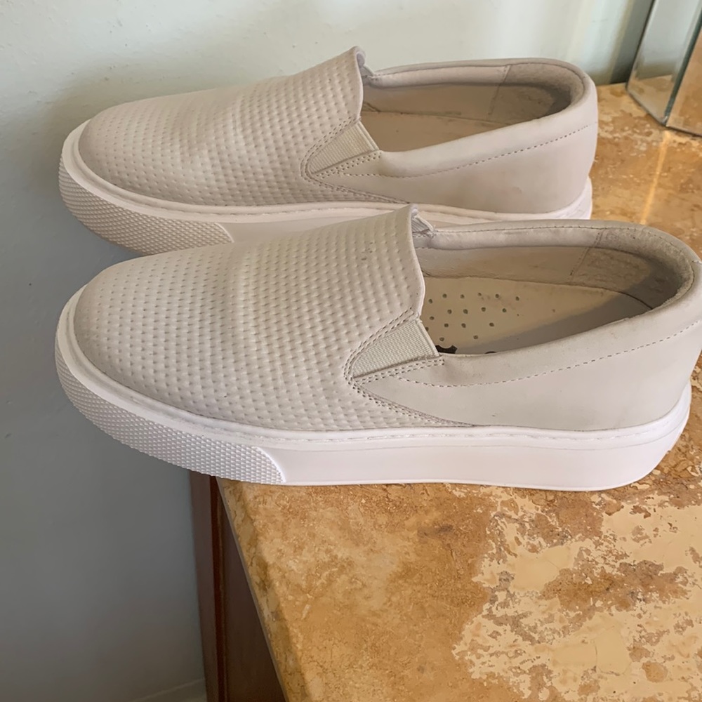 J/Slides nyc gently used slip ons. Size 7m run large. Off white and textured.